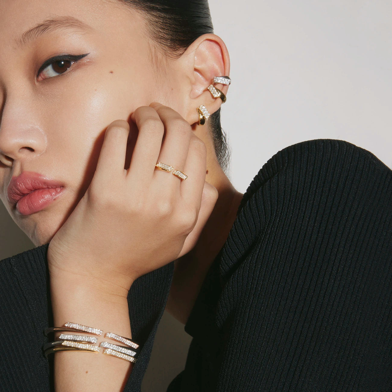 Hearts on Fire INSIDE/OUT Diamond Flexi Bangle in 18k Yellow Gold On Model