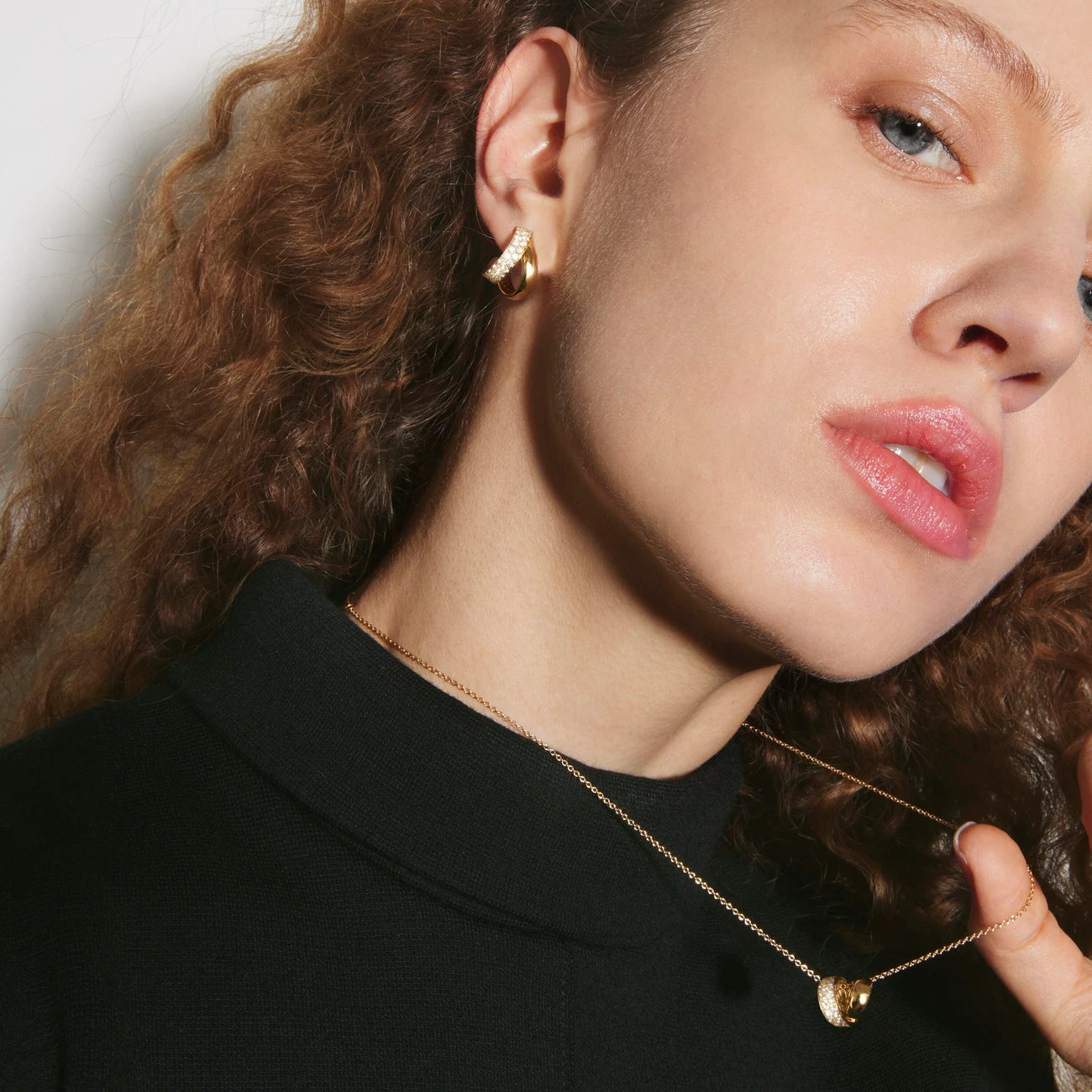 Hearts on Fire INSIDE/OUT Multi-Wear Rondel Diamond Pendant Necklace in 18k Yellow Gold on model