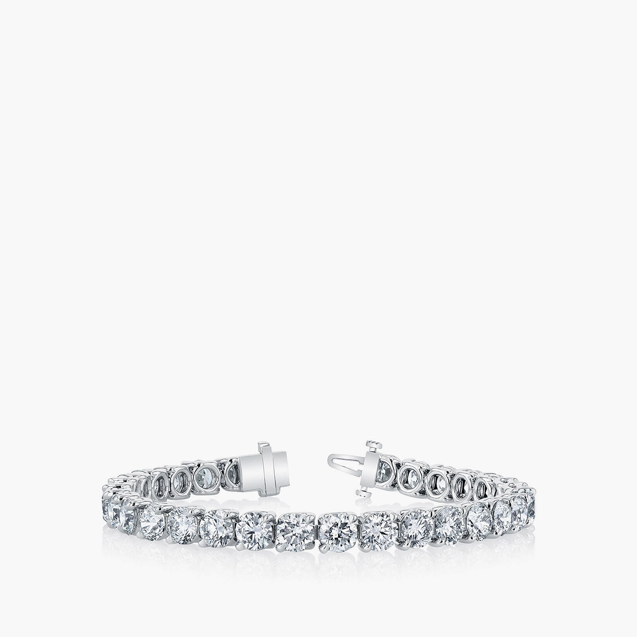 Round diamond tennis bracelet in platinum with 12ct diamonds, front view
