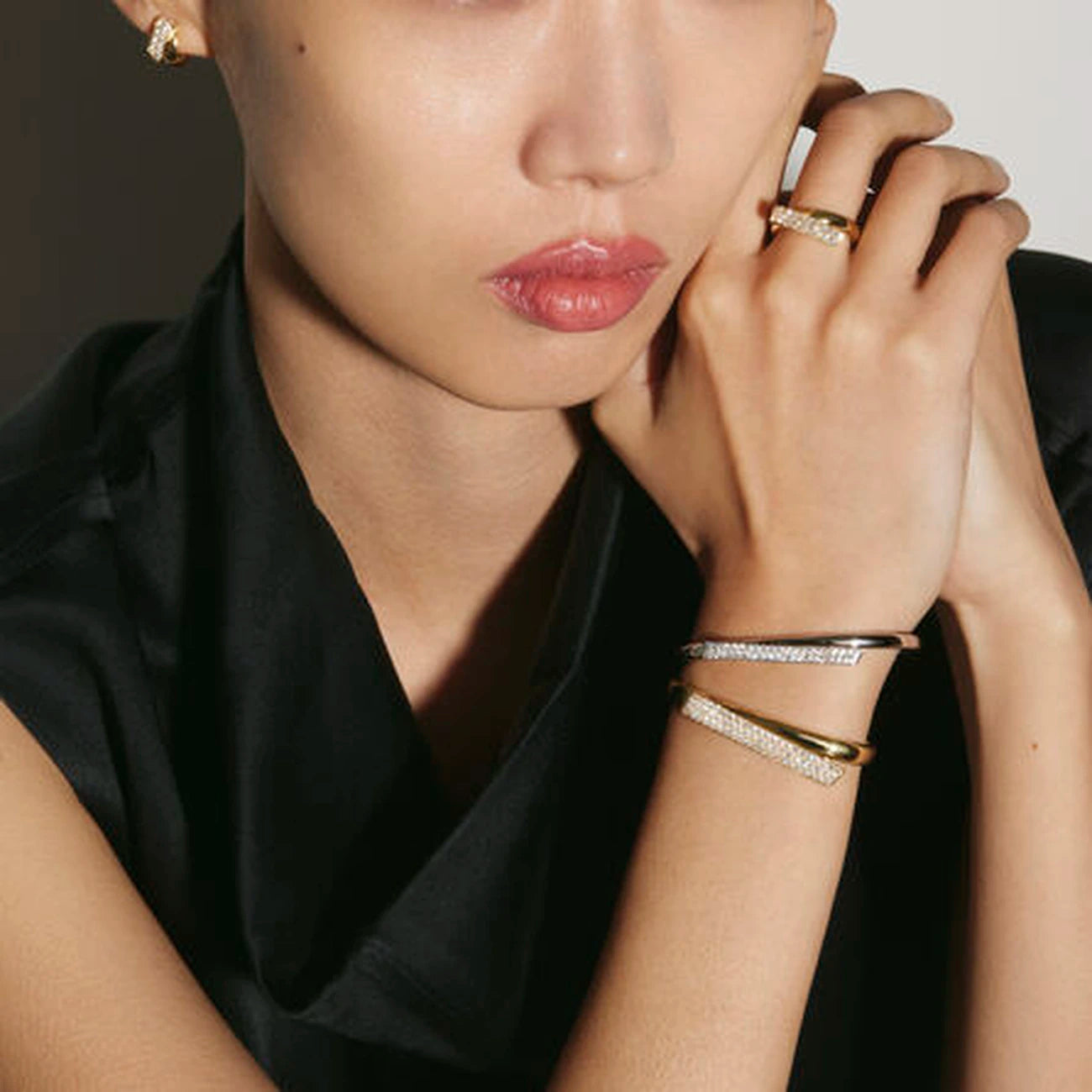 Hearts on Fire INSIDE/OUT Diamond Flip Bangle in 18k Yellow Gold on model