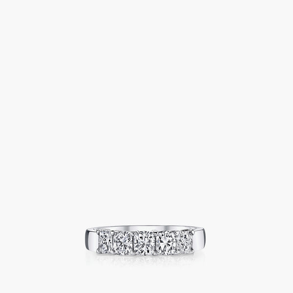 Cushion-cut diamond shared prong band in 18K white gold, front view