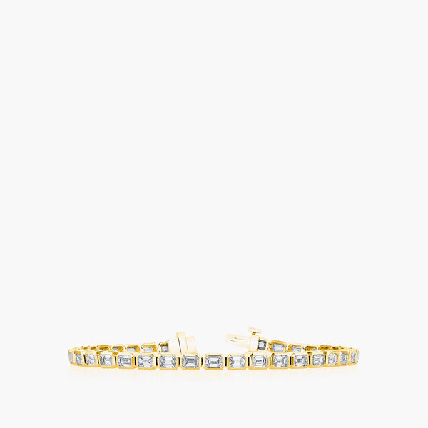 East-west emerald diamond tennis bracelet in 18K yellow gold, front view