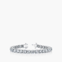 Round diamond tennis bracelet in platinum with 12ct diamonds, front view