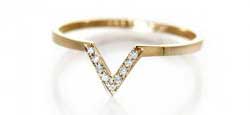 Zoe Chicco 14kt Gold Small Diamond V Ring